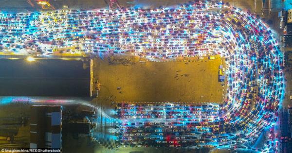 Trung Quốc: Dòng xe tắc đường 10km, nhìn thôi đã thấy ngán ngẩm