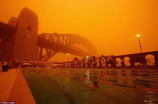 Video bão bụi nhuộm cam cả thị trấn ở Australia