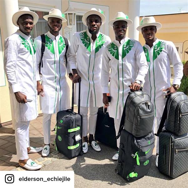 Đổ bộ nước Nga, Nigeria khiến CĐV tròn mắt với trang phục đặc biệt