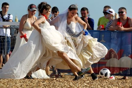 Xem người hâm mộ World Cup Nga mặc váy cưới đá bóng