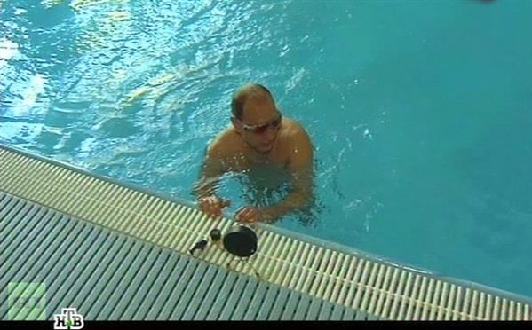 65 tuổi, Tổng thống Nga Putin vẫn bơi hàng km mỗi ngày