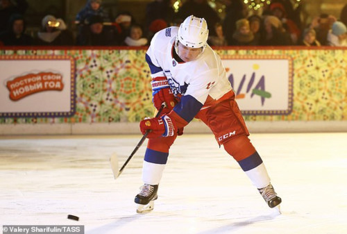Xem Tổng thống Putin thi đấu hockey với những ngôi sao thể thao