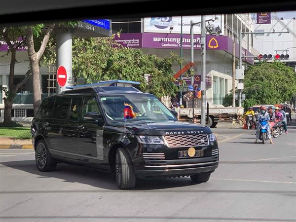 Vua Campuchia đi SUV chống đạn đến lễ hội trồng cây