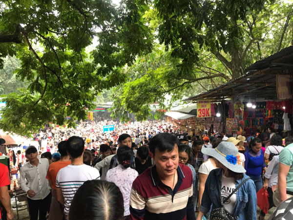 Cáp treo chùa Hương đông nghẹt, chờ 5 vạn người khai hội