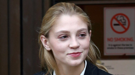 Đâm bạn trai, cô gái Anh được thả vì 'quá giỏi để đi tù'