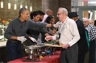Gia đình ông Obama phục vụ bữa ăn cho cựu chiến binh Mỹ