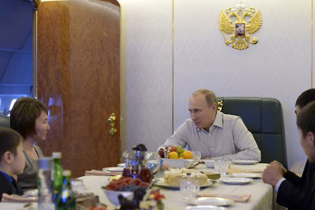 Tổng thống Nga Putin mời người dân lên chuyên cơ ăn tối