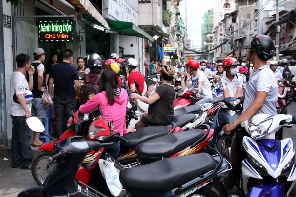 Đội nắng lấy số thứ tự mua bánh tráng trộn ở Sài Gòn