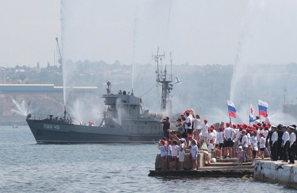 Hải quân Nga diễu hành hoành tráng, phun vòi rồng, nã tên lửa