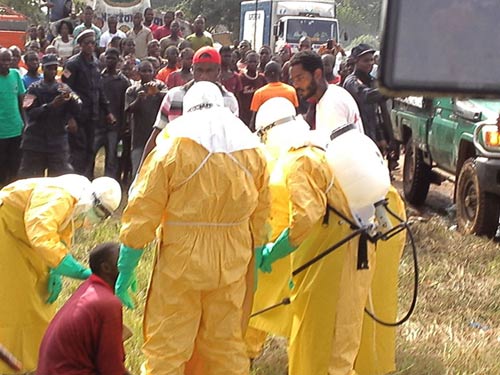 Bệnh nhân Ebola trốn viện tìm đồ ăn, cả chợ khiếp vía