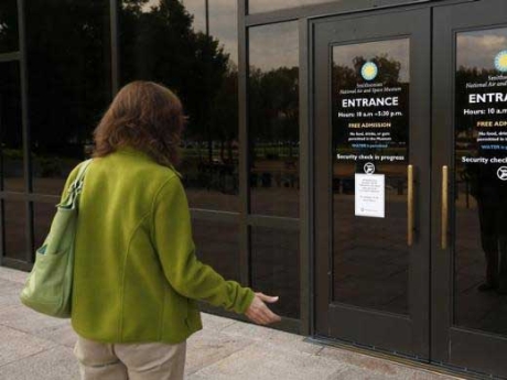 Hàng loạt nghị sỹ Mỹ trả lại lương vì xấu hổ