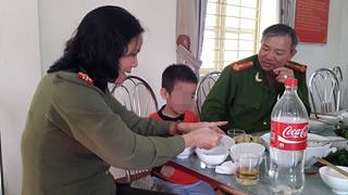 Hy hữu: Bố đưa con đi học, bỏ quên tại cây xăng