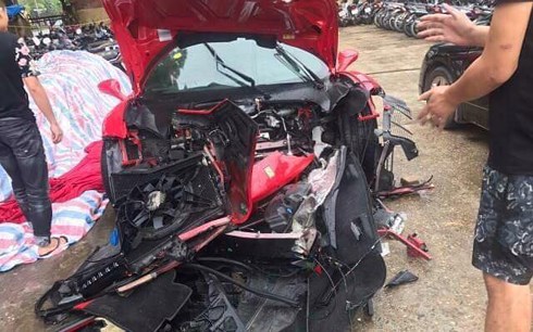 Siêu xe Ferrari 15 tỷ đồng của Tuấn Hưng vỡ nát phần đầu sau tai nạn