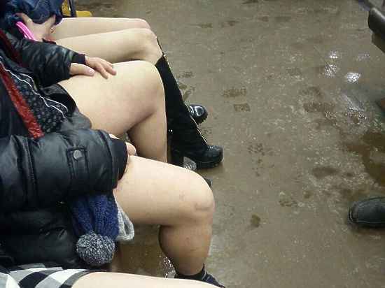 Nga điều tra nhóm thanh niên không mặc quần đi tàu điện