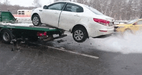 Tài xế người Nga tức giận phá hỏng chiếc xe khi bị kéo đi