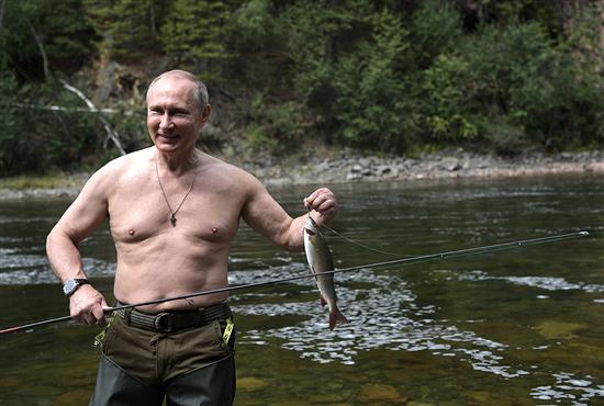 Tổng thống Putin săn cá trong hồ nước lạnh (video)