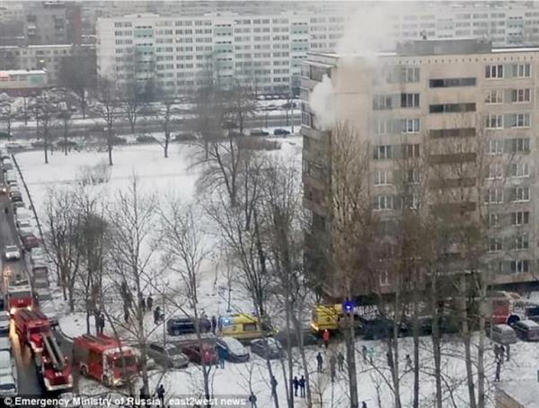 Nga: Mẹ ôm con nhảy từ tầng 8 thoát chết cháy kỳ diệu