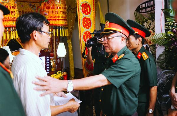 Nước mắt người thân của hiệp sĩ bị đâm tử vong: “Con thích bắt cướp giống cha, nhưng giờ con ngã xuống rồi...