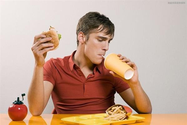 7 thói quen ăn uống phản khoa học nhưng rất nhiều người làm
