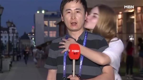 Video: Phóng viên Hàn Quốc được phụ nữ Nga hôn liên tiếp trên sóng trực tiếp