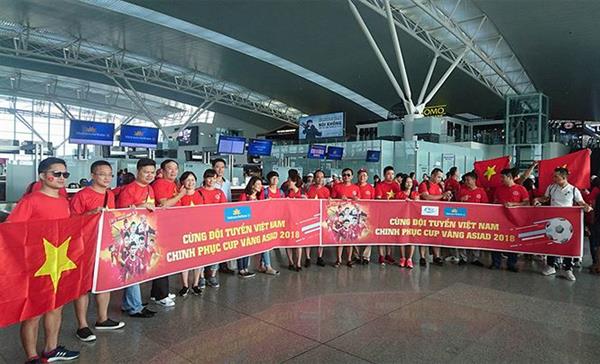 Cổ động viên Việt Nam nhuộm đỏ sân bay đi xem tứ kết ASIAD