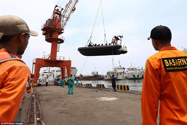 Ảnh hiện trường vụ máy bay Indonesia chở 188 người lao xuống biển
