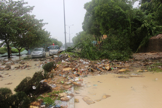 Nha Trang tê liệt vì sạt lở, ngập lụt