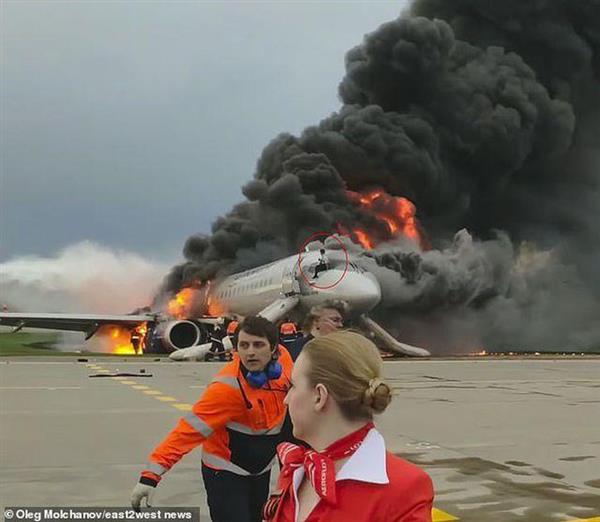 Kịch tính giây phút cơ phó bất chấp nguy hiểm leo lên máy bay Nga bốc cháy ngùn ngụt để cứu cơ trưởng