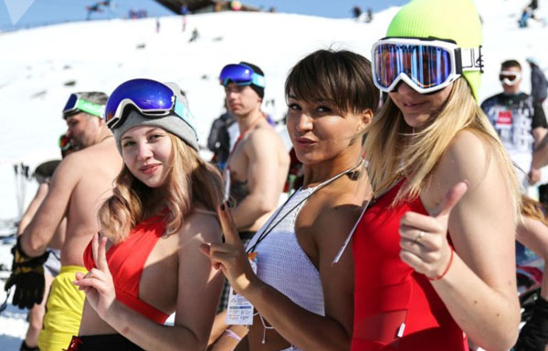 Hàng trăm người mặc đồ bơi trượt tuyết đổ dốc ở Nga