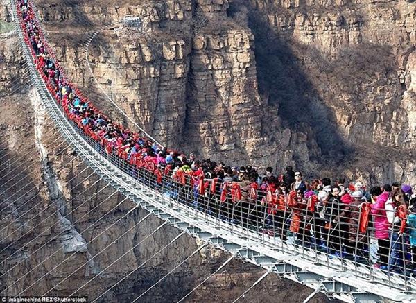 Thót tim nhìn người Trung Quốc chen chúc đến 'tắc đường' trên cầu đáy kính lớn nhất thế giới