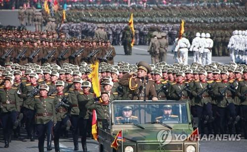 Hàng trăm xe quân sự Triều Tiên nối đuôi duyệt binh mừng quốc khánh