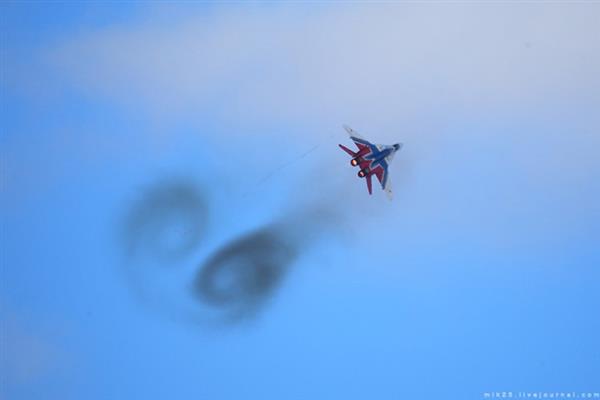 Thót tim màn nhào lộn trên không của phi đội “Chim Yến” Nga