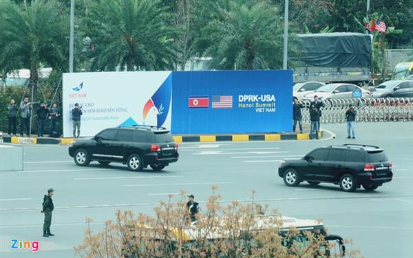 Đoàn xe chở nhân viên an ninh Triều Tiên về khách sạn Melia ở Hà Nội