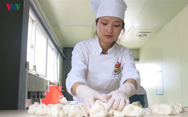Mục sở thị xưởng sản xuất bánh mỳ Việt ở Hàn của cô chủ 9X xinh đẹp