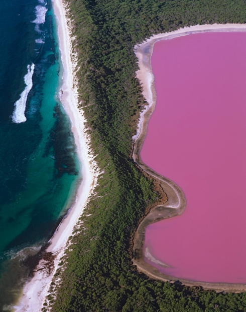 Khám phá những hồ nước màu hồng kỳ lạ ở Australia