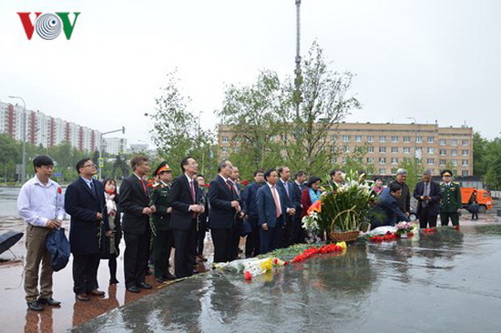 Ông Nguyễn Thiện Nhân đặt hoa tại tượng đài Bác Hồ ở Liên bang Nga