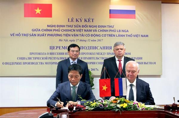 Việt Nam - Liên bang Nga: Ký Nghị định thư hỗ trợ sản xuất phương tiện vận tải