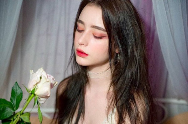 Cô gái Ukraine khiến giới trẻ châu Á phát cuồng vì đẹp như giấc mộng