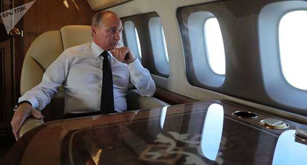 Tổng thống Putin làm gì trong các chuyến bay dài?