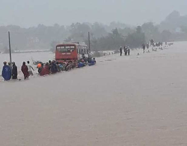 Thanh Hóa: Nhiều nơi ngập sâu, xe chở 60 công nhân mắc kẹt giữa nước lũ