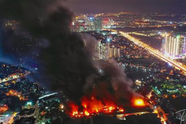 Cả vùng ở Hà Nội náo loạn vì nhà kho Công ty Rạng Đông cháy ngùn ngụt