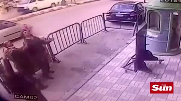 Khoảnh khắc cảnh sát Ai Cập đỡ bé rơi từ nhà tầng bằng tay không