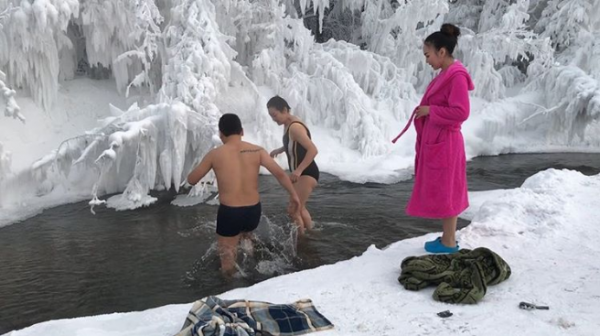 Video: Người đàn ông và 2 phụ nữ ra suối tắm ở nơi âm 65 độ C
