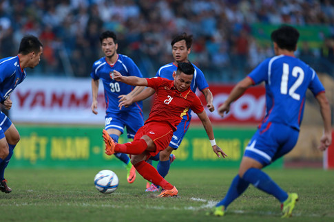 Công Phượng ghi bàn thắng may mắn cứu thua cho tuyển Việt Nam