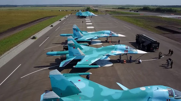 CLIP: Ngoạn mục tiêm kích - bom Su-34 hạ cánh trên cao tốc