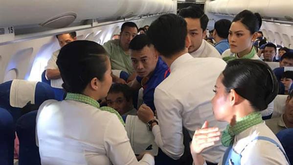 Nữ hành khách bị co giật, cắn lưỡi trên máy bay