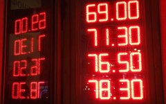 Nga: USD có lúc xuống dưới 70 rúp/USD