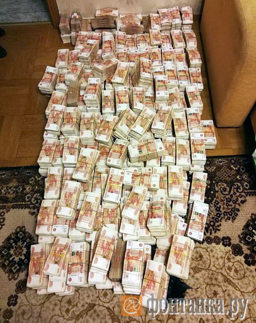 Cảnh sát tìm thấy 605 trịệu rúp trong chiếc đi-văng cũ ở St. Petersburg