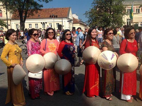 Người Việt đẹp kín đáo trong lễ hội đa sắc tộc nóng bỏng ở Ba Lan