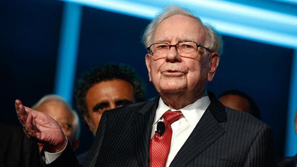 Warren Buffett tiết lộ 2 thứ luôn mang trong ví